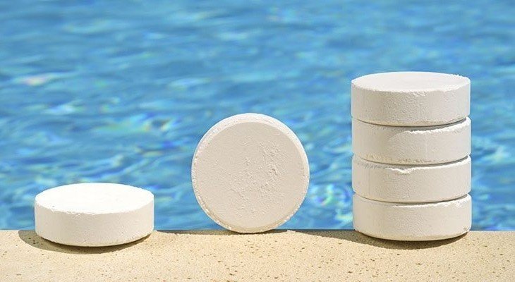 Le chlore multifonction : est-ce un atout pour votre piscine ?