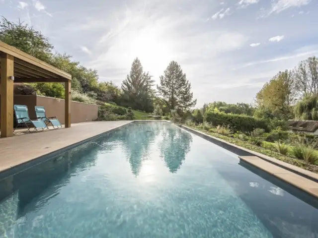 7 essential accessories for a well-maintained pool